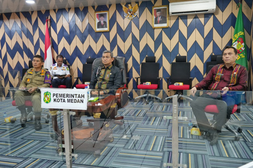 Bobby Nasution diwakili Sekda Kota Medan Wiriya Alrahman Saat Mengikuti Rapat Koordinasi Persiapan Acara Kunjungan Presiden RI Joko Widodo ke Provinsi Sumatara Utara Melalui Sambungan Virtual, Jumat (3/2).