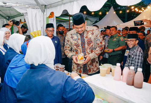 Bobby Nasution Buka Pekan Kuliner Halal, Aman dan Sehat (KHAS) yang Digelar di Jalan Masjid Raya Medan, Kamis (24/11)