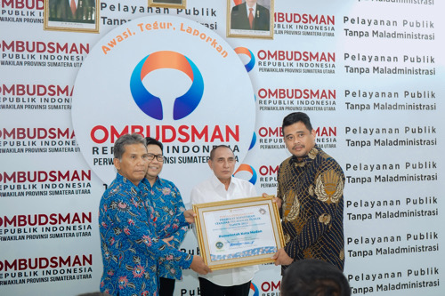 Ombudsman RI Berikan Piagam Penghargaan Predikat Kepatuhan Standar Pelayanan Republik Tahun 2022 dengan kategori Opini Pengawasan Penyelenggaraan Pelayanan Publik kepada Bobby Nasution di Kantor Ombudsman Perwakilan Sumatera Utara Jalan Sei Batang Hari Medan, Kamis (26/1).