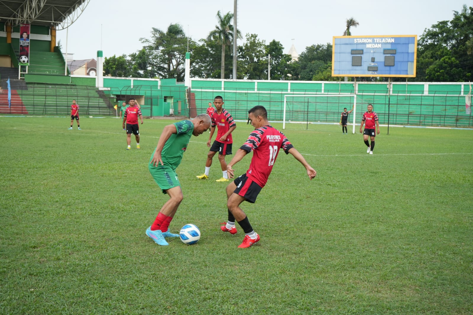 Pemko Medan bersama dengan Polrestabes Medan, Kodim 0201/Medan dan wartawan menggelar pertandingan sepak bola bersama di Stadion Teladan Medan, Sabtu (24/6).