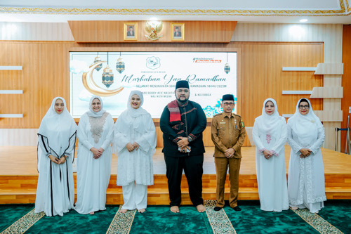 Ny Kahiyang Ayu M Bobby Afif Nasution Saat Hadir Dalam Pengajian Ramadhan 1444 H PKK Kota Medan di Pendopo Rumah Dinas Wali Kota, Jalan Sudirman Medan, Senin (27/3)