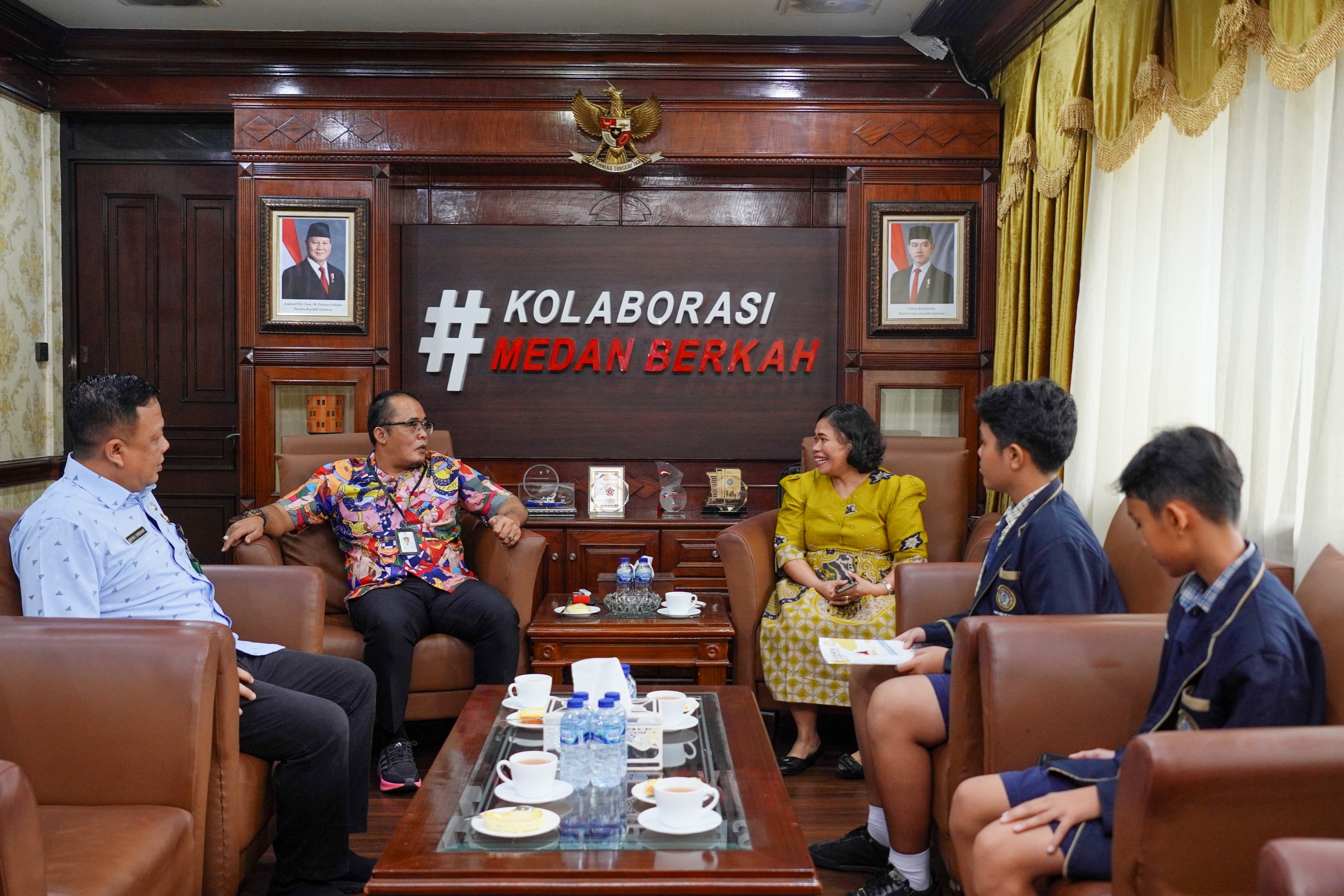 Plt Wali Kota Medan, H. Aulia Rachman Sidampingi Kadis Pendidikan dan Kebudayaan Kota Medan, Benny Sinomba Siregar dan Kadis Pariwisata, Odi Batubara Menerima Kedatangan Para Siswa SMP Santo Yoseph Pemuda Medan di Balai Kota Medan , Selasa (12/11/2024)