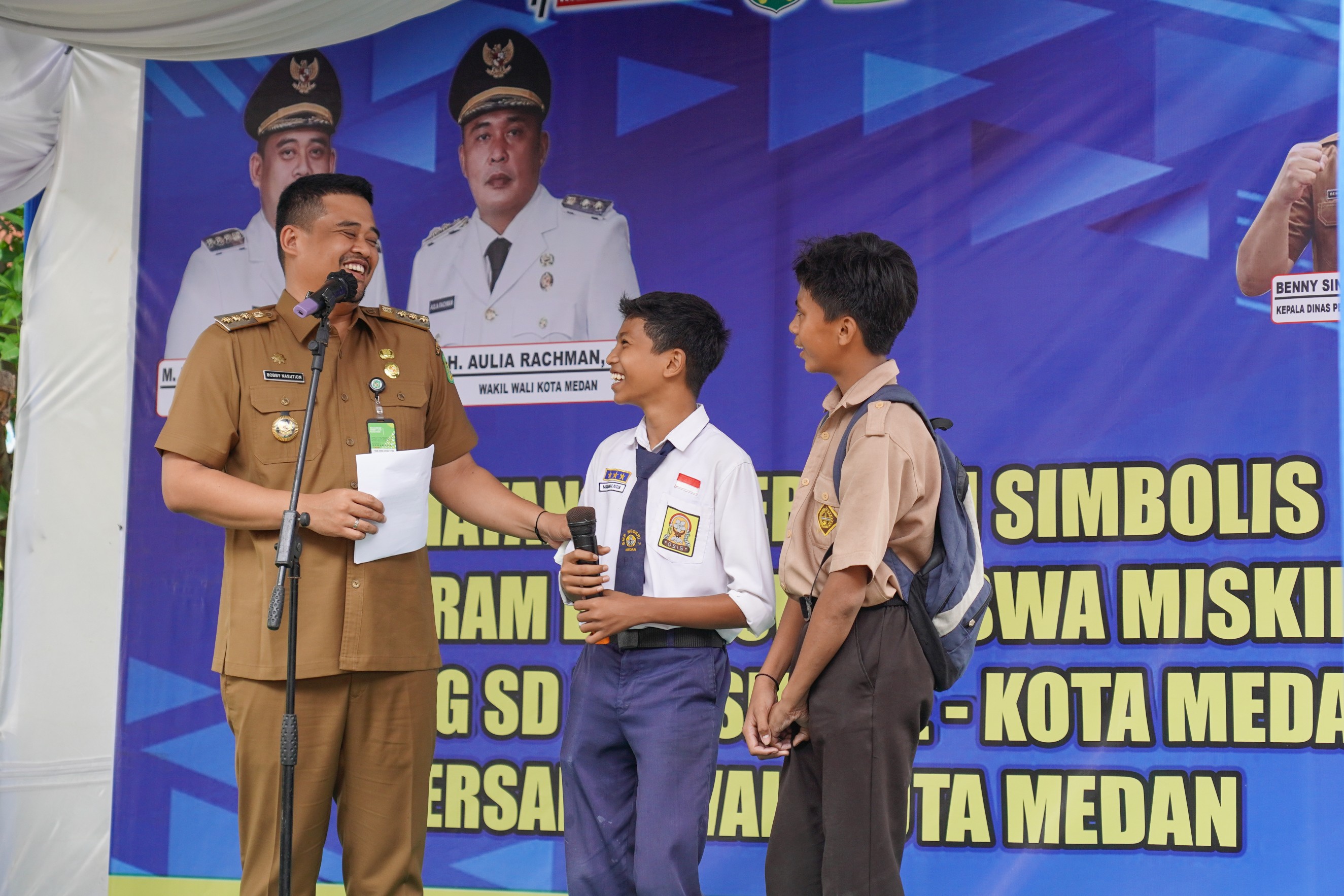 Wali Kota Medan, Bobby Nasution Menyerahkan Secara Simbolis Program Beasiswa Siswa Miskin (BSM) Jenjang SD dan SMP se-Kota Medan di Halaman UPT SMP Negeri 7 Medan, Jalan Hidup Adam Malik Medan, Senin (23/9/2024)