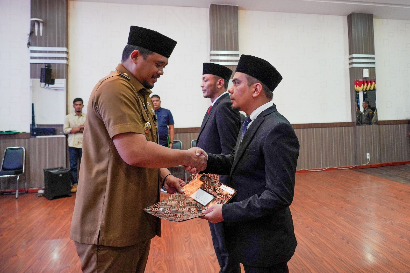 Wali Kota Medan, Bobby Nasution Mengambil Sumpah dan Melantik Direksi Perusahaan Umum Daerah (PUD) Pembangunan Kota Medan di Ruang Rapat III, Balai Kota Medan, Senin (29/7/2024)