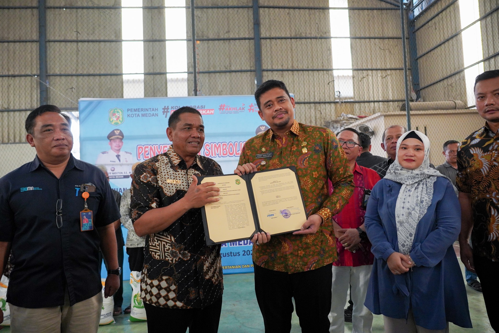 Wali Kota Medan, Bobby Nasution Menyerahkan BP-CBP Kepada 81.569 Keluarga Penerima Manfaat dan 1.000 Kartu BPJS Ketenagakerjaan  Nelayan, di Gedung Futsal, Jalan Paluh Nibung, Kelurahan Paya Pasir, Kecamatan Medan Marelan, Kamis (15/8/2024)