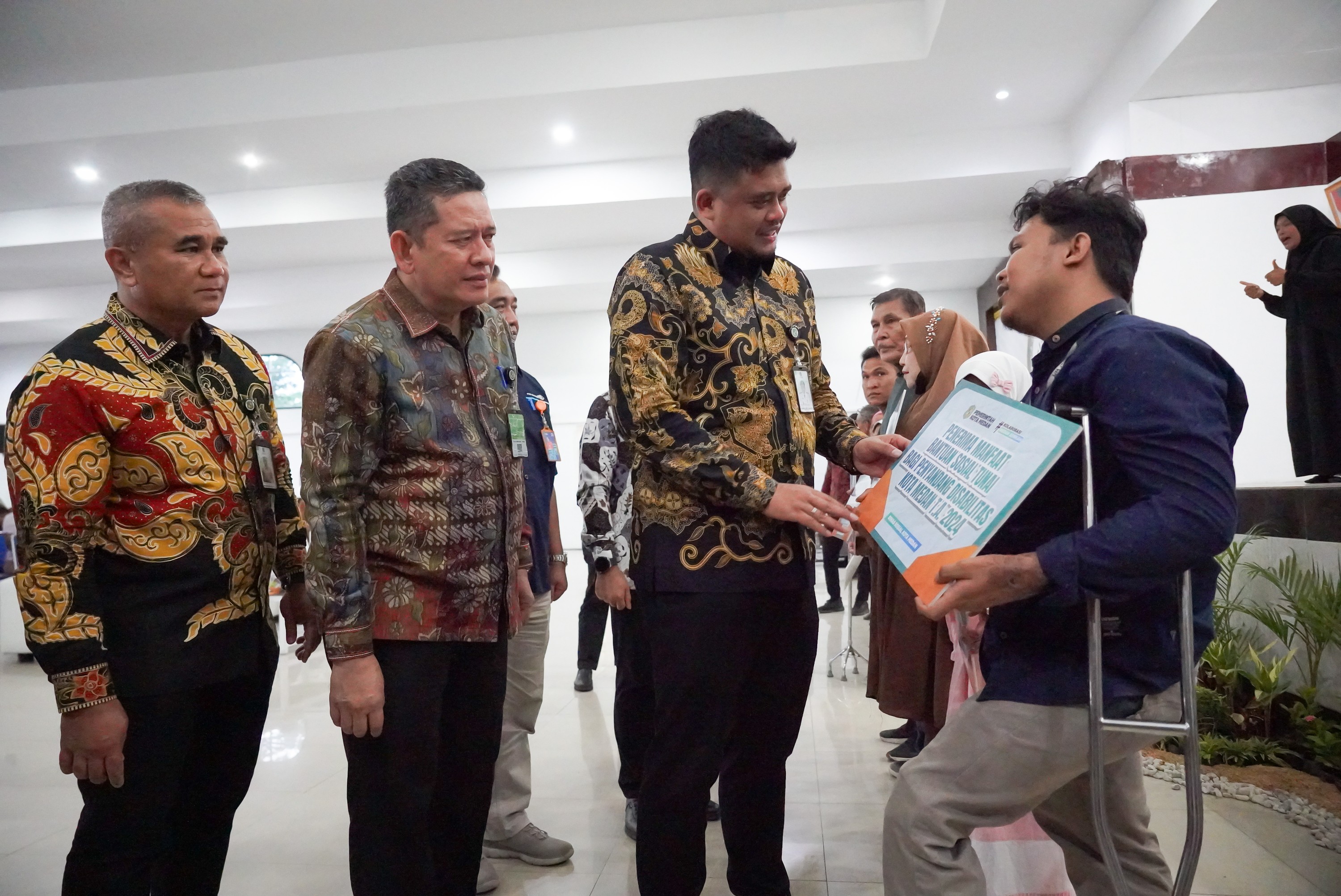 Para Penyandang Disabilitas dan Lansia Menerima Bantuan Sosial Tunai (BST) Secara Simbolis  Dari Wali Kota Medan, Bobby Nasution di Gelanggang Mahasiswa Universitas Islam Negeri Sumatera Utara (UIN-SU), Jalan Sutomo Medan, Kamis (20/6/2024) Petang