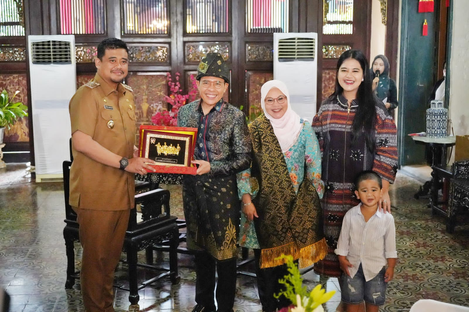 Bobby Nasution Terima Kunjungan Mohamad Maliki Bin Osman di rumah Tjong A Fie, Jalan Ahmad Yani, Senin (10/7).