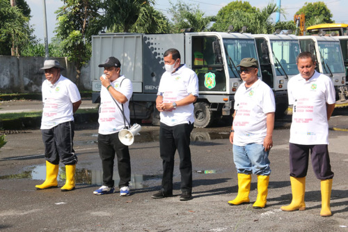 Pemko Medan melalui Dinas Kebersihan dan Pertamanan (DKP) Kota Medan Menggelar Aksi Bersih dan Penanaman Bibit Pohon Di Area Terminal A Pinang Baris, Jumat (8/7).