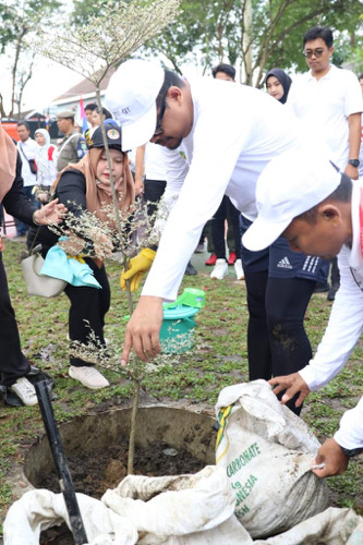 Bersama Wali Kota-Wali Kota Peserta Pertemuan IMT GT, Bobby Nasution Tanam Pohon di Taman Gajah Mada