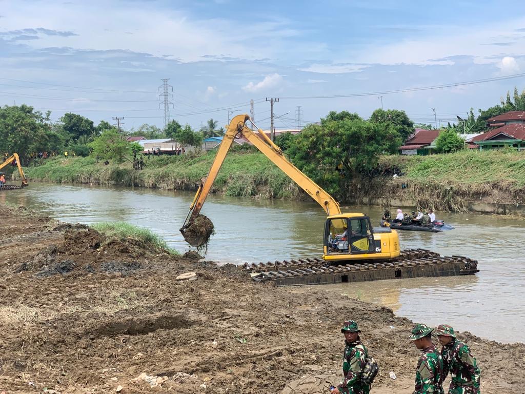 Gotong Royong Bersih Sungai Deli Kolaborasi Pemko Medan Bersama TNI AD  Disambut Gembira Warga