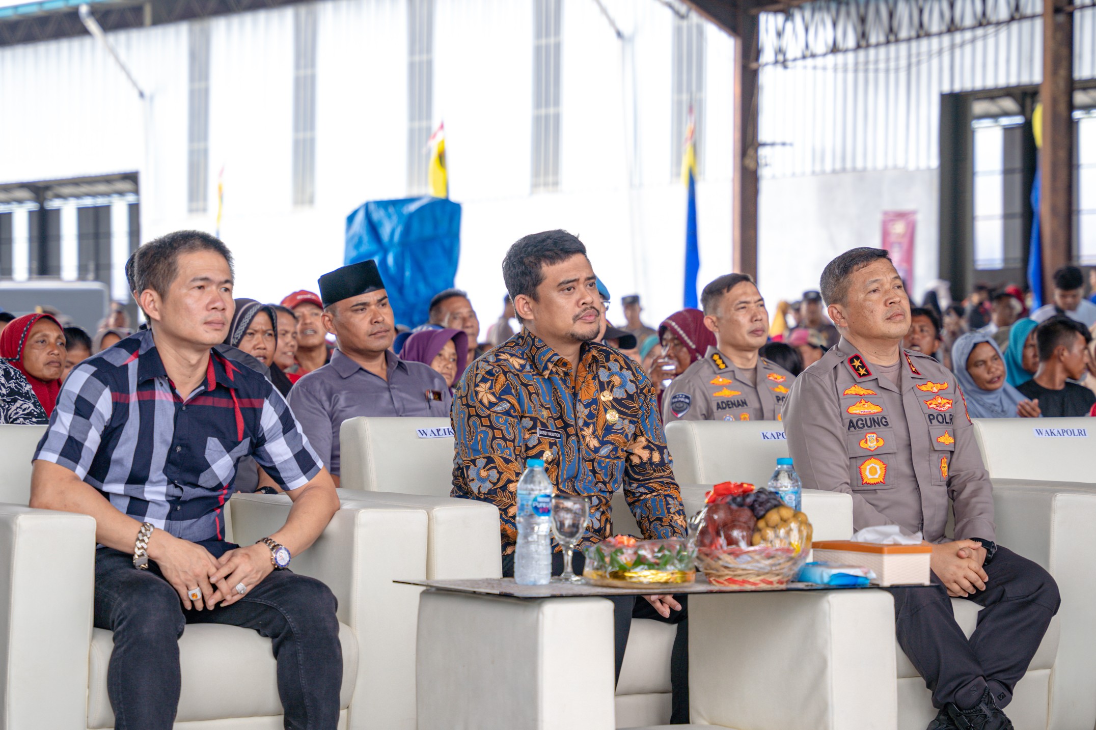 Wali Kota Medan, Bobby Nasution Mendampingi Wakapolri Komjen Pol, Agus Andrianto Memberikan Bantuan Sosial di Pelataran PT Belawan Samudera Abadi, Jalan Gabion, Kecamatan Medan Belawan, Kamis (21/9/2023) Siang