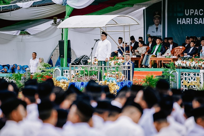 Wakil Wali Kota Medan, H. Aulia Rachman Bertindak Sebagai Inspektur UpacaraH ari Santri Nasional 2022 Kota Medan Tahun 2022 di Halaman Pondok Pesantren Ar Raudlatul Hasanah Jalan Setia Budi Simpang Selayang Medan, Sabtu (22/10)