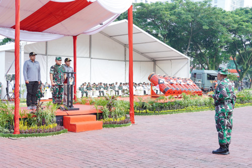 Bobby Nasution dan Pj Gubernur Sumut Mayjen TNI Hasanuddin Memimpin Apel Pembukaan Kegiatan Gotong Royong Bersih Sungai Deli Kolaborasi Pemko Medan Bersama TNI AD di Lapangan Benteng Medan, Rabu (27/9).