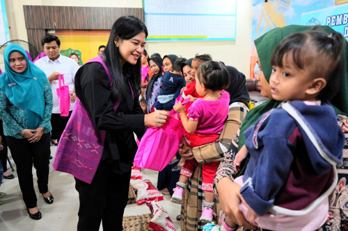 Ny Kahiyang Ayu M. Bobby Afif Nasution Berikan Paket Makanan Tambahan Kepada Anak Penderita Stunting yang ada di Kecamatan Medan Labuhan, Rabu (18/10).