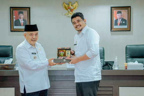 Bobby Nasution Saat Menerima Kedatangan Bupati Malang H.M Sanusi di Balai Kota Medan, Rabu (8/2).