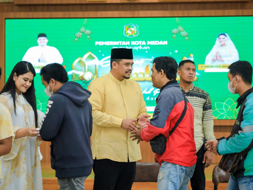 Masyarakat Kota Medan Hadir ke Open House Idul Fitri yang Digelar Bobby Nasution