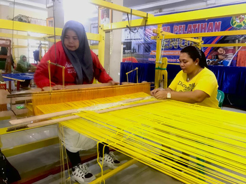 Warga Medan Perjuangan Antusias Mengikuti Pelatihan Tenun Yang digelar Pemko Medan Melalui Dinas Perindustrian