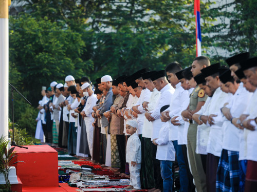 Bobby Nasution Bersama Ribuan Masyarakat Kota Medan Memadati Lapangan Bola Taman Cadika, Kecamatan Medan Johor Untuk Mengikuti Shalat Ied 1444 H, Sabtu (22/4).