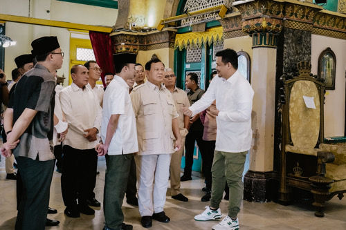 Bobby Nasution mendampingi Menteri Pertahanan (Menhan) RI Prabowo Subianto berkunjung ke Istana Maimun, Sabtu (28/1).