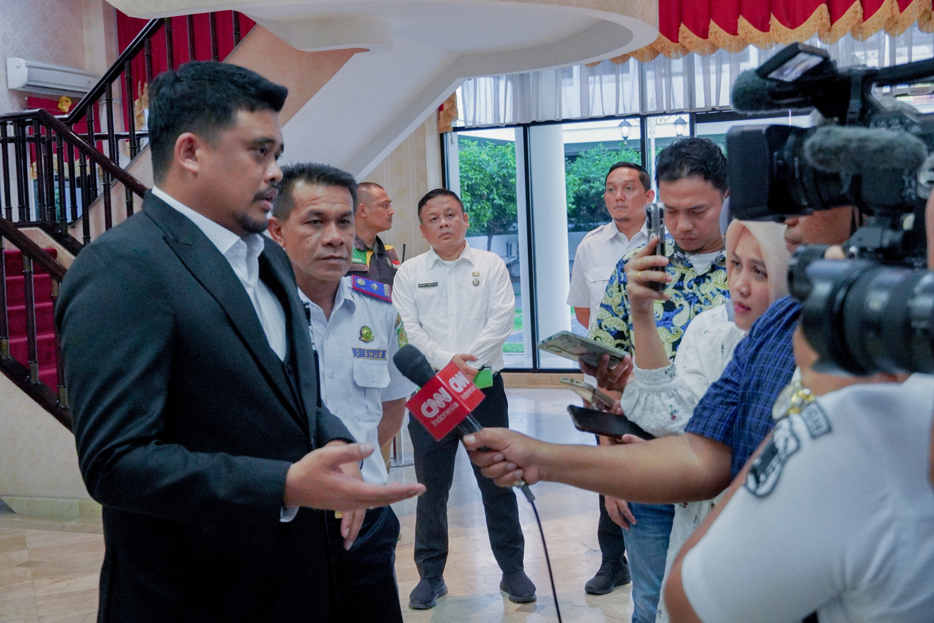 Wali Kota Medan, Bobby Nasution Saat Doorstop Dengan Wartawan di Balai Kota Medan, Rabu (15/11/2023) Petang