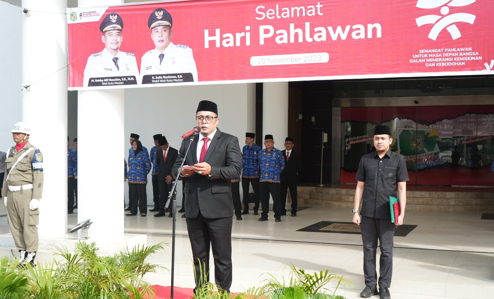 Wakil Wali Kota Medan, H. Aulia Rachman Mewakili Wali Kota Medan, Bobby Nasution Memimpin Upacara Peringatan Hari Pahlawan Tahun 2023 di Halaman Depan Balai Kota Medan, Jum'at (10/11/2023)