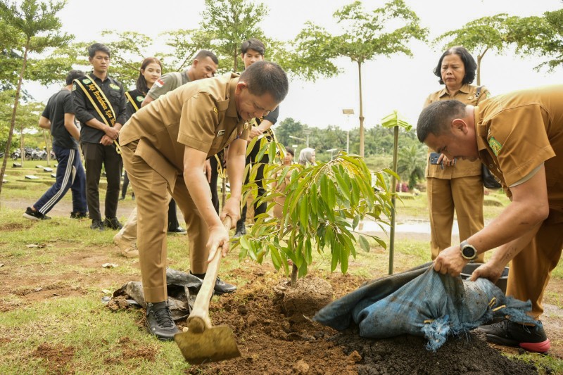 Kepala Dinas Pemuda dan Olahraga (Kadispora), Pulungan Harahap Pada Kegiatan Penanaman Pohon Yang Merupakan Rangkaian Bakti Sosial Pemuda Peduli Tahun 2023 di Taman Kuburan Simalingkar B, Selasa (26/9/2023)