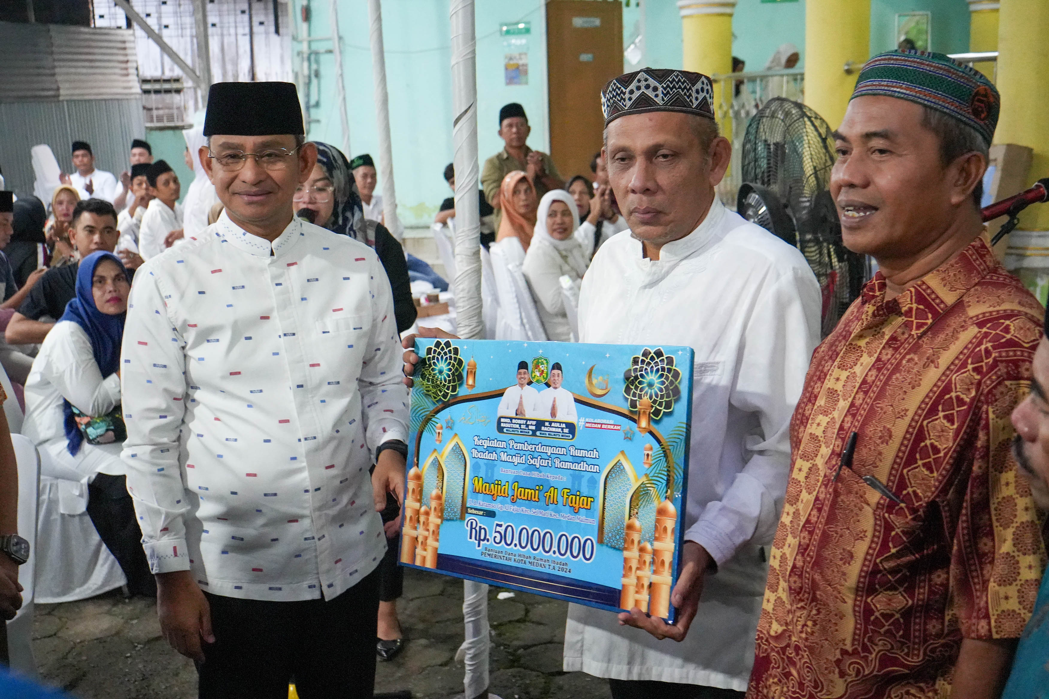 Safari Ramadan, Sekda Salurkan Bantuan Pemko Medan ke Masjid Jami’ Al Fajar Medan Maimun