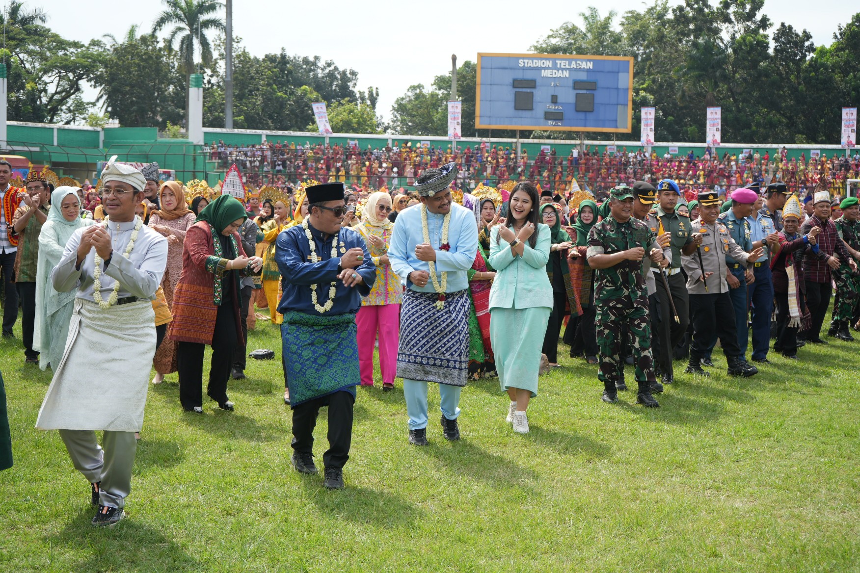 Wali Kota Medan, Bobby Nasution bersama Ketua TP PKK Kota Medan yang juga bunda PAUD Kota Medan, Ny Kahiyang Ayu M. Bobby Nasution, Wakil Wali Kota Medan, H. Aulia Rachman, Unsur Forkopimda Kota Medan, Serta Sekda Kota Medan, Wiriya Alrahman Beserta Pimpinan Perangkat Daerah di Lingkungan Pemko Medan Ikut Menari Bersama Dengan Puluhan Ribu Guru Pada Acara Peringatan Hari Guru Nasional Tingkat Kota Medan Yang Berlangsung di Stadion Teladan Medan, Sabtu (25/11/2023)