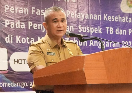 Asisten Pemerintahan dan Kesejahteran Rakyat, Muhammad Sofyan Membuka Seminar Peran Fasilitas Pelayanan Kesehatan Swasta pada Penjaringan Suspek TB dan Pengobatan TB Paru di Kota Medan,  Hotel Grand Antares, Senin (28/8/2023)