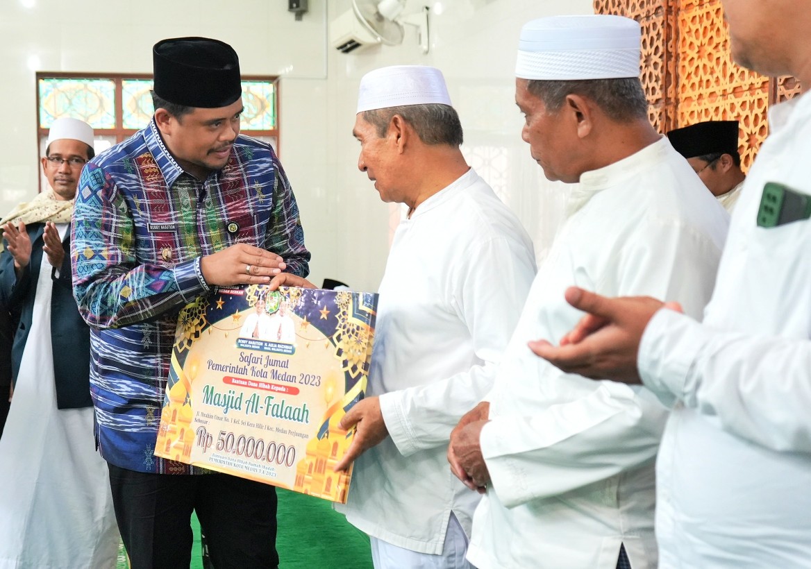 Wali Kota Medan, Bobby Nasution Menghadiri Safari Jum'at di Masjid Al-Falaah, Jalan Ibrahim Umar, Kec. Medan Perjuangan, Jum'at (1/12/2023)