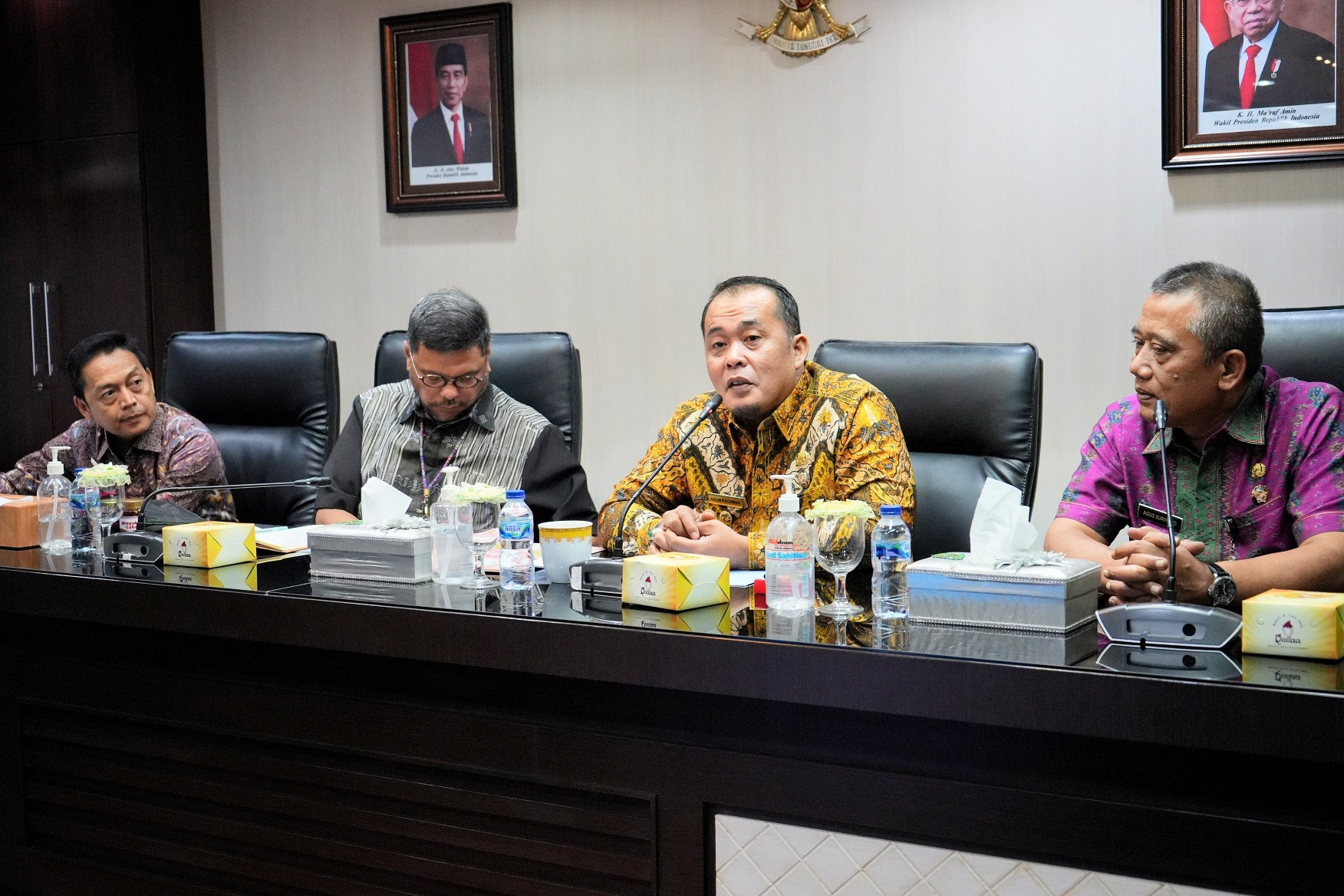 Wakil Wali Kota Medan, H. Aulia Rachman Mewakili Wali Kota Medan, Bobby Nasution Dalam Rapat High Level Meeting (HLM) Tim Pengendalian Inflasi Daerah (TPID) Kota Medan Terkait Dengan Evaluasi Laju Inflasi Tahun 2023 Bertempat di Kantor Wali Kota Medan, Kamis (14/12/2023)