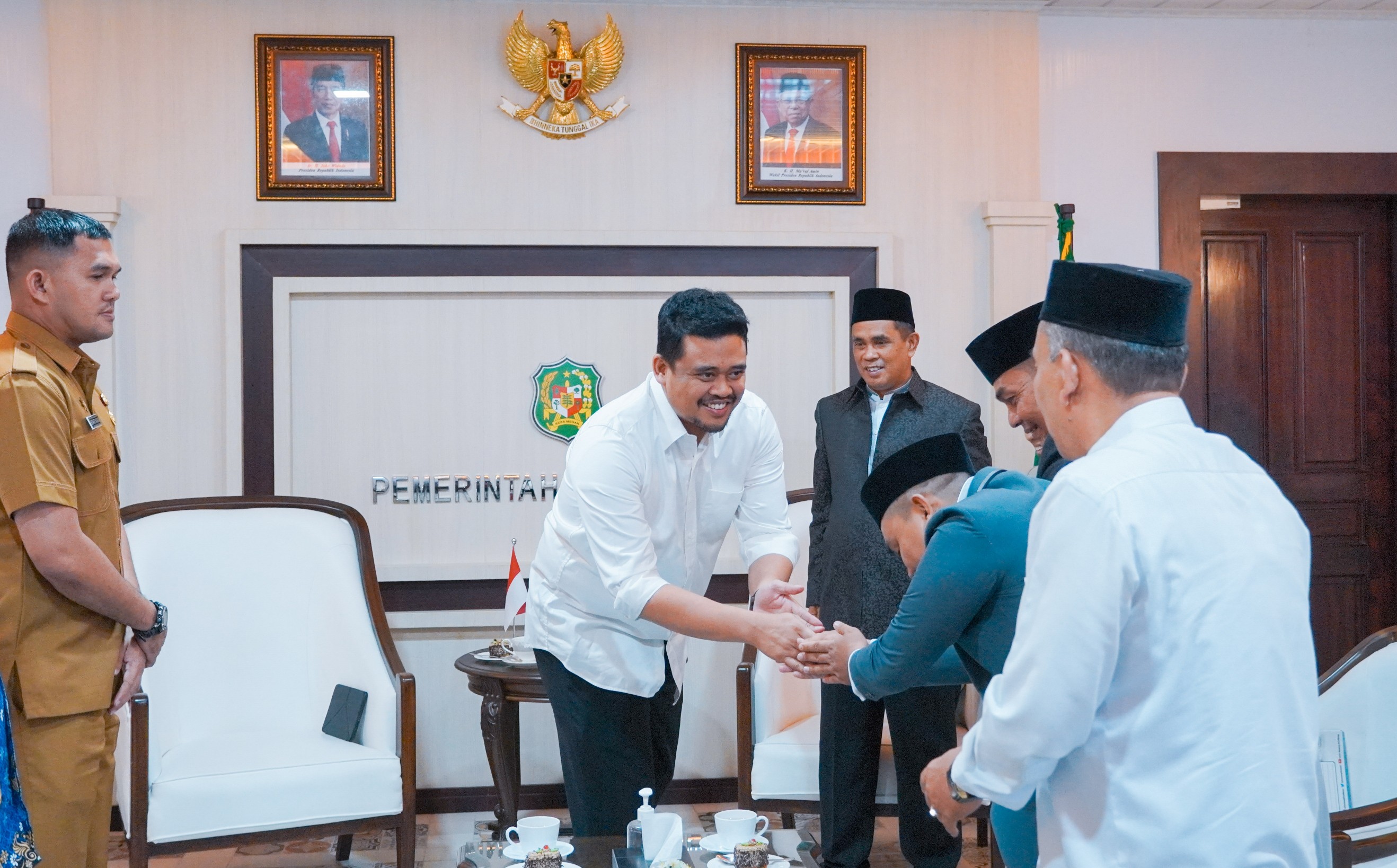 Wali Kota Medan, Bobby Nasution Didampingi Plt Kadis Pendidikan Kota Medan, Alexander Sinulingga dan Kabag Kesra, Abu Kosim Menerima Badan Silaturrahmi Pesantren Kota Medan di Balai Kota, Selasa (17/10/2023)