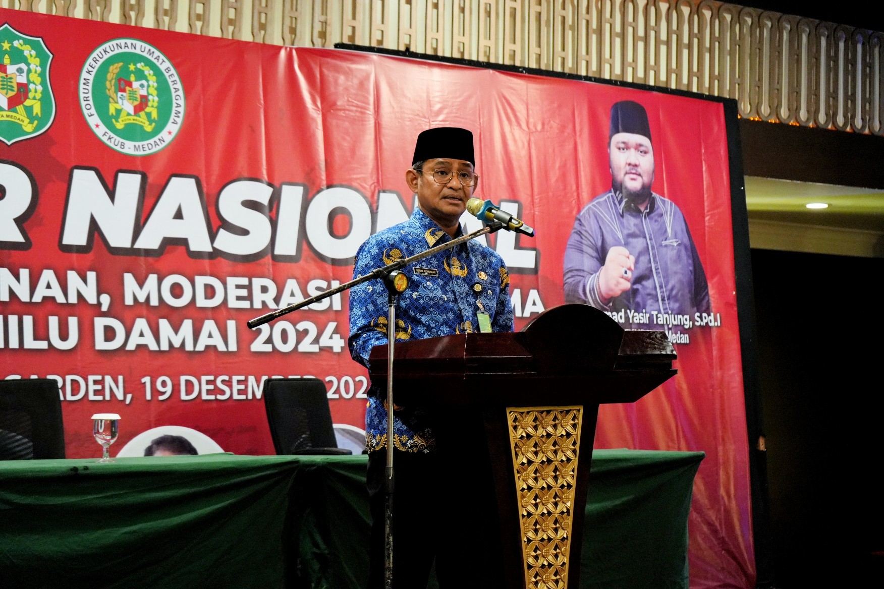 Sekda Kota Medan, Wiriya Alrahman Membuka Acara Seminar Nasional Penguatan Kerukunan, Moderasi Beragama dan Pemilu Damai 2024 Yang Digelar Forum Kerukunan Umat Beragama (FKUB) Kota Medan di Hotel Emerald Garden, Selasa (19/12/2023)