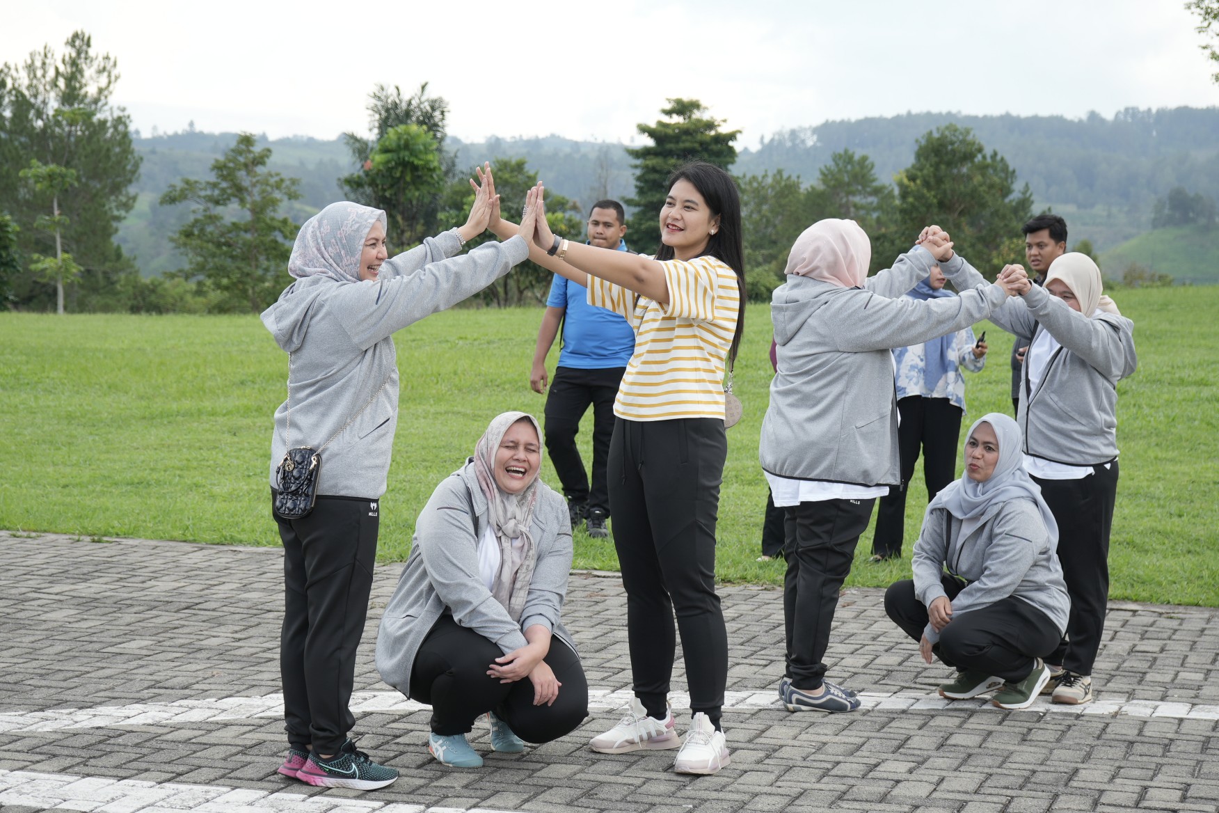 Ketua TP PKK Medan, Kahiyang Ayu Bobby Nasution Datang dan Ikut Bermain Dalam Kegiatan Outbound Yang Diikuti Pimpinan Perangkat Daerah Pemko Medan Beserta Istri Atau Suami, di Niagara Hill, Jumat (10/11/2023)