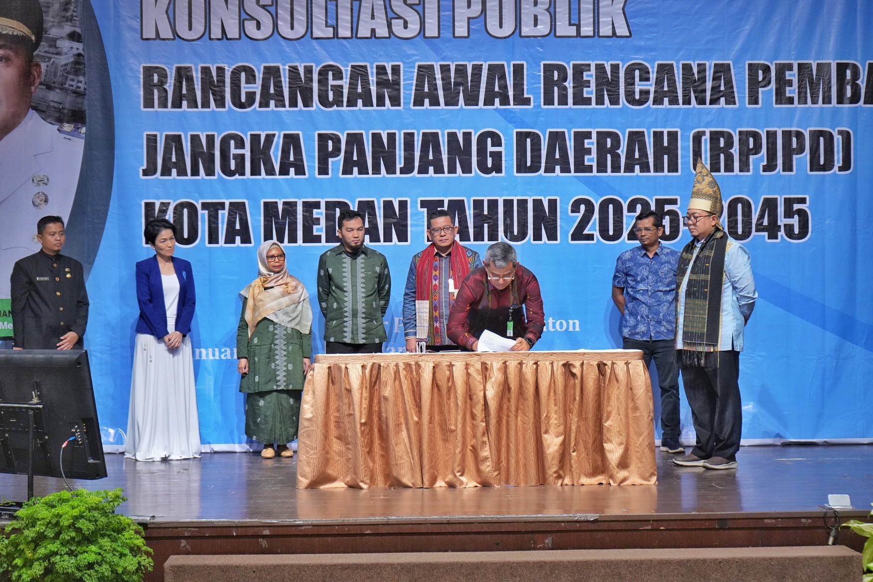 Sekda Kota Medan, Wiriya Alrahman Menutup Konsultasi Publik Rancangan Awal Rencana Pembangunan Jangka Panjang Daerah (RPJPD) Kota Medan Tahun 2025-2045 di Hotel Four Points, Jum'at (12/1/2024)