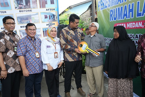 Bobby Nasution Menyerahkan Kunci Rumah Secara Simbolis Kepada Dua Orang Perwakilan Warga Yang Rumahnya Telah Selesai Diperbaiki di Jalan Rawa 1, Kel. Tegal Sari Mandala III, Kec. Medan Denai, Kamis (9/3).