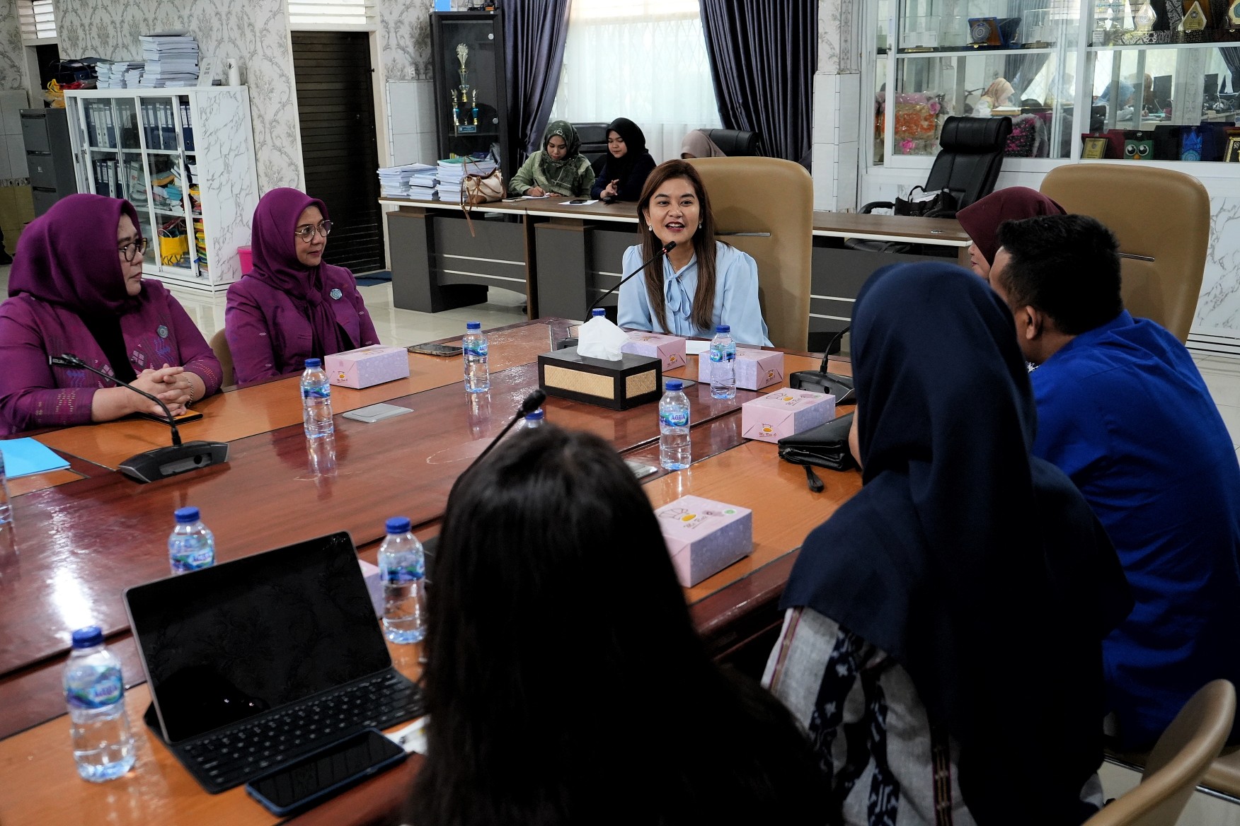 Ketua TP PKK Kota Medan, Ny. Kahiyang Ayu M. Bobby Afif Nasution
Menerima Audiensi Dari Ketua Program Study Magister Psikologi UMA di Kantor PKK Kota Medan, Jalan Rotan, Kec. Medan Petisah, Senin (22/1/2024)