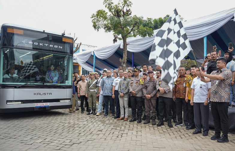 Wali Kota Medan, Bobby Nasution Meluncurkan Bus Listrik Gratis, di Komplek J-City, Kecamatan Medan Johor, Kamis (4/1/2024)