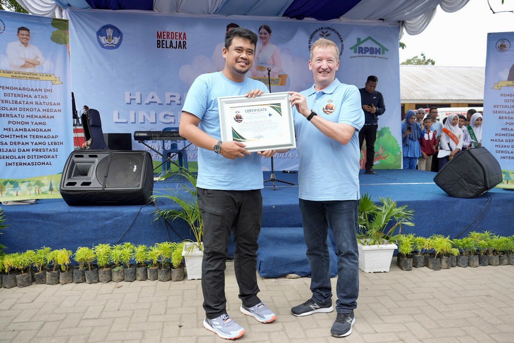 Wali Kota Medan, Bobby Nasution Dinobatkan Sebagai Pelopor Peduli Lingkungan Hidup oleh Plant and Care For Peace Finlandia Penghargaan Diserahkan Pegiat Lingkungan Hidup Internasional, Mika Vanhanen Dalam Sebuah Acara Peringatan Hari Pendidikan Lingkungan Hidup Internasional, di Halaman SMP Negeri 24 Medan, Minggu (28/1/2024)