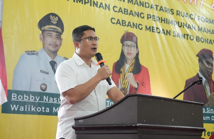 Kadis Ketenagakerjaan, Illyan Chandra Simbolon Pada Pelantikan Mandataris RUAC/Formatur Tunggal/Ketua Presidium dan Dewan Pimpinan Cabang Perhimpunan Mahasiswa Katolik Republik Indonesia (PMKRI) Cabang Medan Santo Bonaventura Periode 2023-2025, di Katolik Center, Sabtu (14/10/2023)