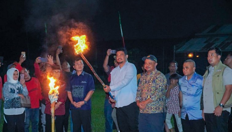 Wali Kota Medan, Bobby Nasution Membakar Api Unggun Dalam Acara Malam Keakraban Penutupan Gotong Royong Bersih Sungai Deli, Malam di Lapangan Sejati, Rabu (27/12/2023)