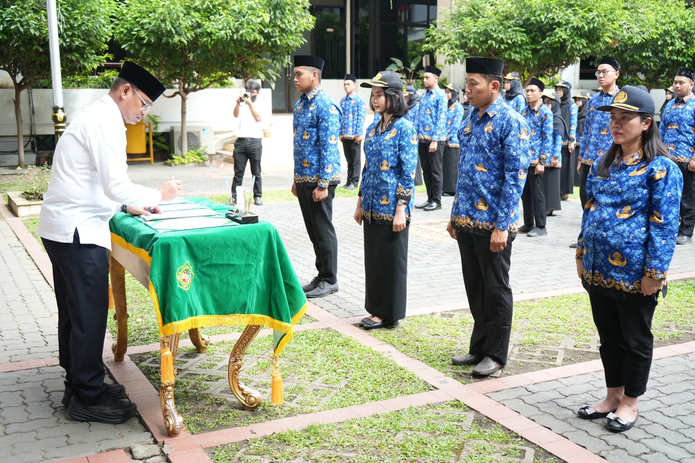 Sekda Kota Medan Wiriya Alrahman Mewakili Wali Kota Medan Bobby Nasution Dalam Acara Pengambilan Sumpah/Janji Pegawai Negeri Sipil di Lingkungan Pemko Medan Yang Diadakan di Kantor Wali Kota Medan, Rabu (10/5)