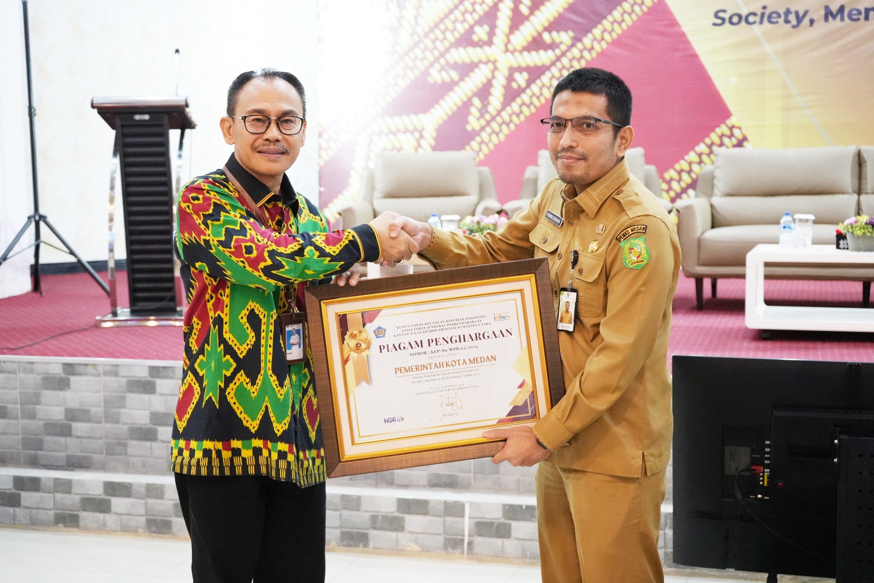 Pemko Medan Meraih Penghargaan Dari Kementerian Keuangan Republik Indonesia Direktorat Jenderal Perbendaharaan Kantor Wilayah DJPB Provinsi Sumatera Utara Sebagai Pemerintah Daerah dengan Penyaluran Kredit Usaha Rakyat (KUR) Tertinggi Tahun 2023, di Kantor Keuangan Negara, Jalan P. Diponegoro, Senin (4/3/2024)