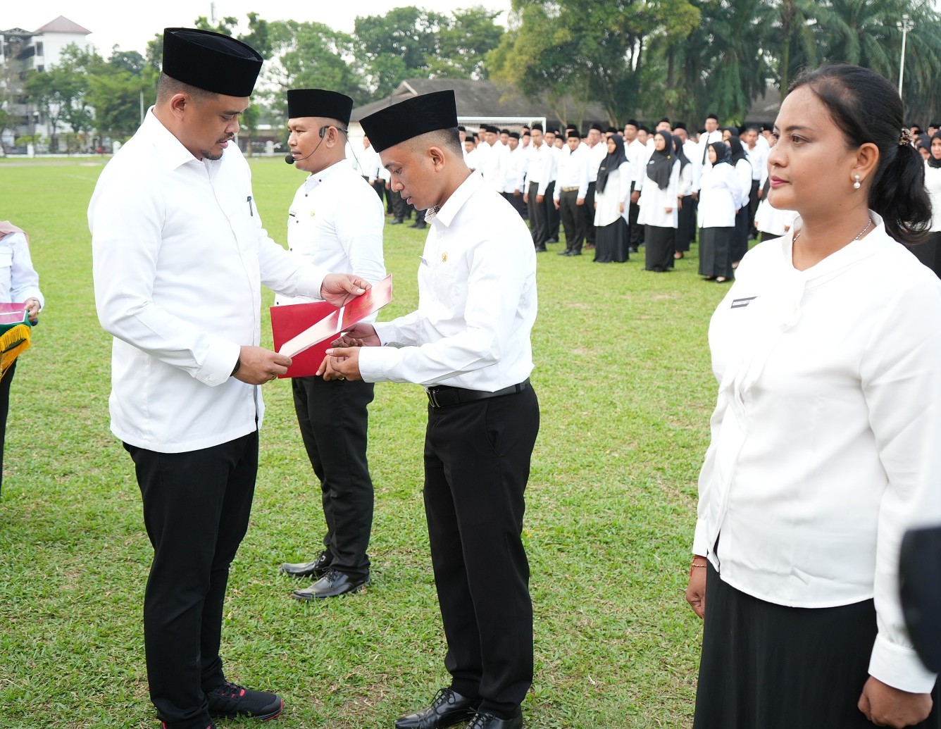 Wali Kota Medan Bobby Nasution Melantik Sebanyak 1153 Pegawai Pemerintah Dengan Perjanjian Kerja (PPPK) di Lingkungan Pemko Medan Tahun 2023 di Stadion Mini USU, Rabu (21/6)