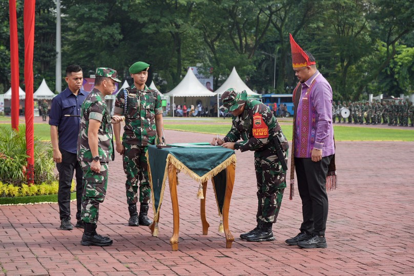 Wali Kota Medan, Bobby Nasution Mengikuti Upacara Penutupan TMMD Ke-118 di Lapangan Benteng dDngan Inspektur Upacara Pangdam I Bukit Barisan, Mayjen. TNI Mochammad Hasan