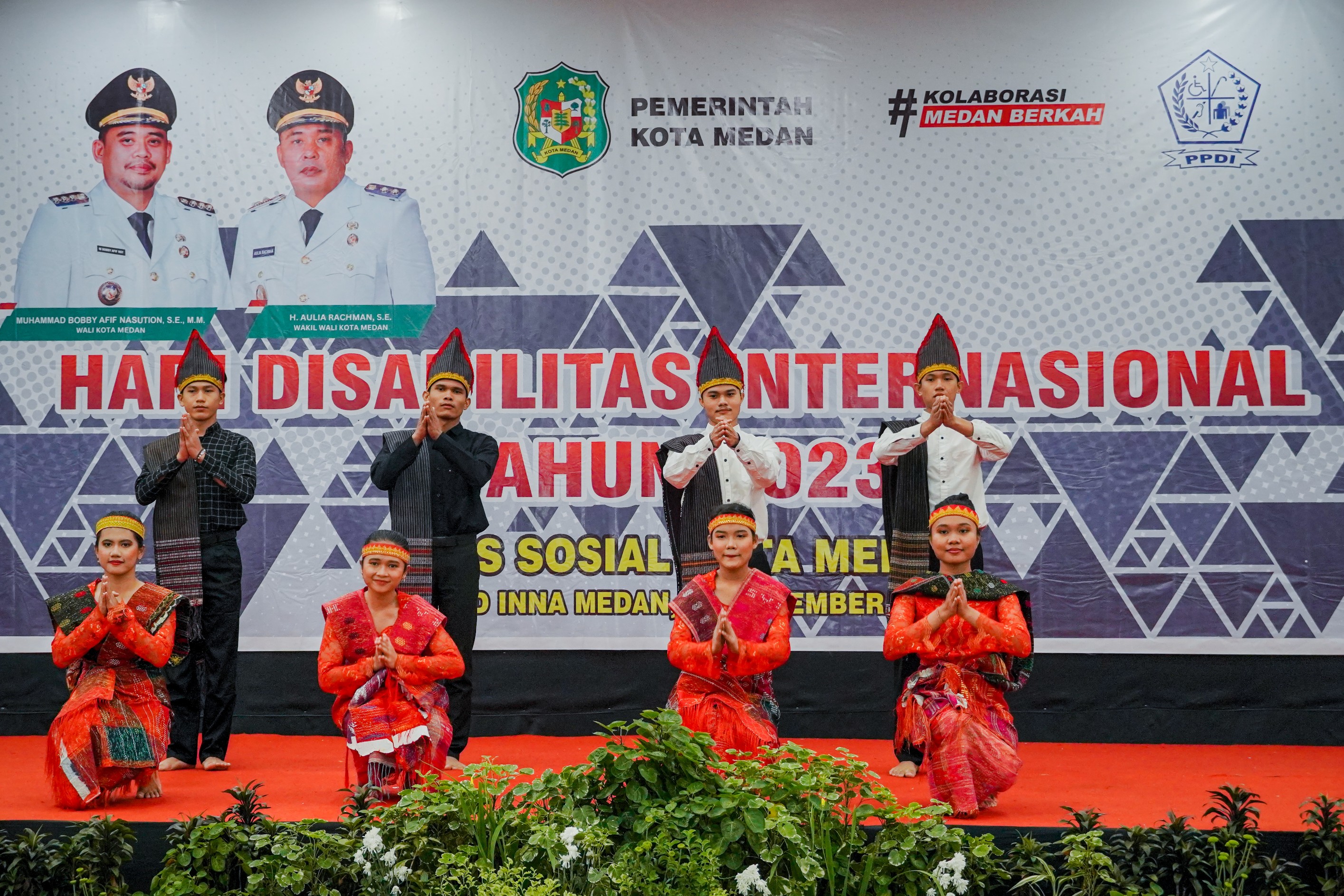 Tarian Multietnis Yang Dibawakan Penyandang Disabilitas Menjadi Pembuka Peringatan Hari Disabilitas Internasional (HDI) Yang Digelar Pemko Medan Melalui Dinas Sosial di Hotel Grand Inna Dharma Deli, Selasa (28/11/2023)