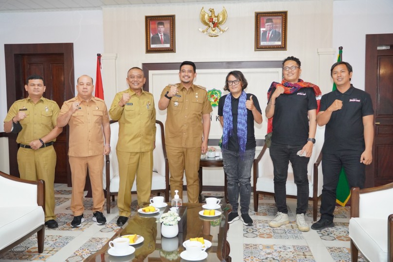 Wali Kota Medan, Bobby Nasution Menerima Kunjungan Viky Sianipar, di Balai Kota, Senin (15/8)