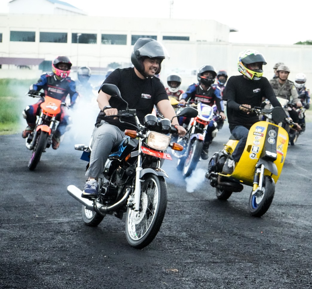 Wali Kota Medan, Bobby Nasution Saksikan R2D 88 Road Race 2023 Menjajal Sirkuit Seraya Mempraktikkan Safety Riding, di Sirkuit Multifungsi Disporasu, Minggu (30/4)