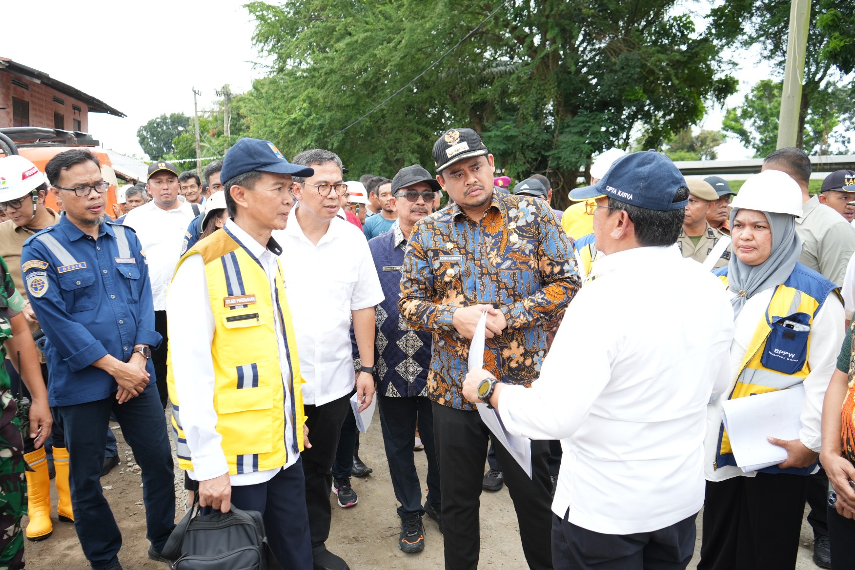 Wali Kota Medan, Bobby Nasution Bersama Deputi Bidang Koordinasi Peningkatan Kesejahteraan Sosial Kemenko PMK, Nunung Nuryartono dan Direktur Sistem dan Strategi Penyelenggaraan Perumahan Kementerian PUPR, Edward Meninjau ke Lokasi Penataan Kawasan Medan Belawan Bahari, Kamis (21/9/2023)