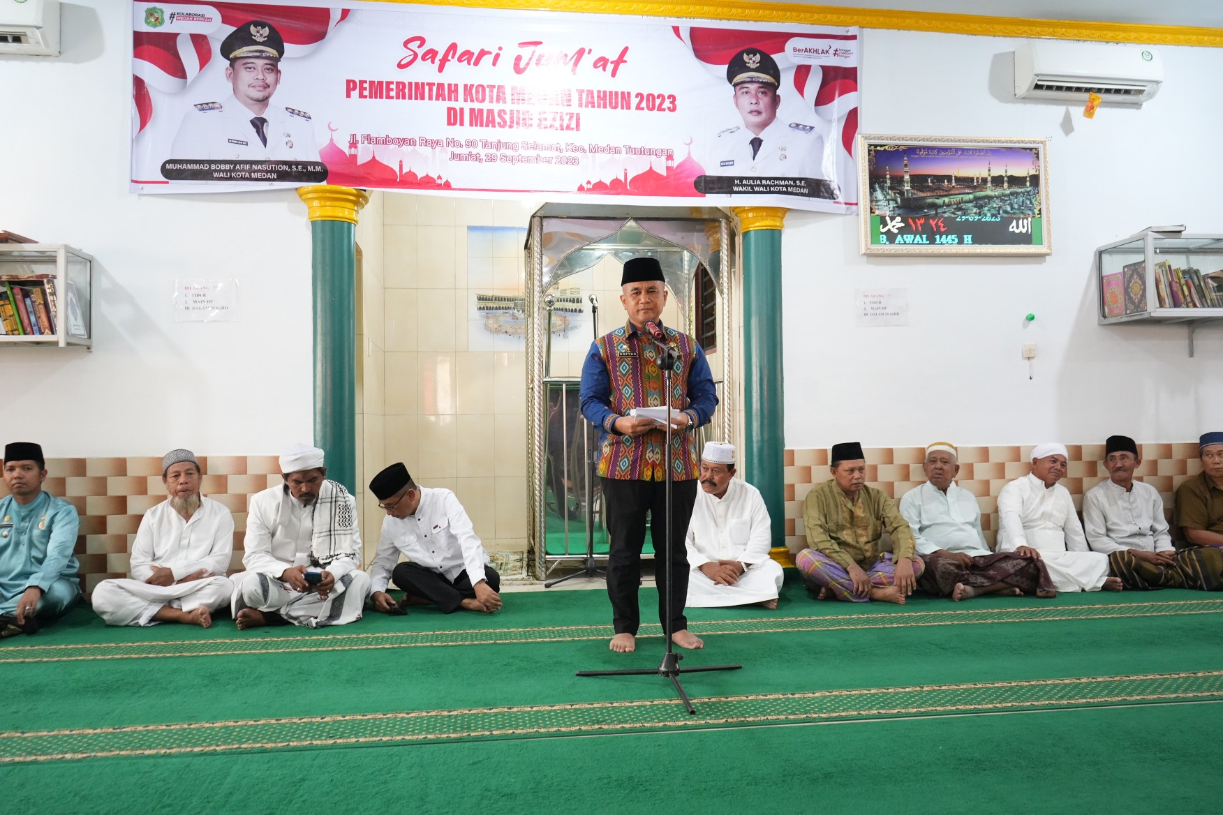 Asisten Pemerintahan dan Kesejahteraan Rakyat Setda Kota Medan, M. Sofyan Membacakan Sambutan Tertulis Wali Kota Medan Dalam Acara Safari Jum'at di Masjid Azizi, jalan Flamboyan Raya, Kel. Tanjung Selamat, Kec. Medan Tuntungan, Jum'at (29/9/2023)